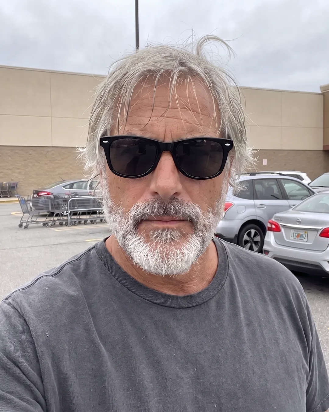 Thick frame, solid lenses: the eyes disappear.